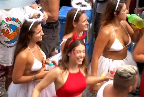 Ukážeme vám karneval, kde sú samé sexi ženy