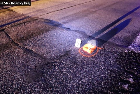 Dve nočné nehody skončili tragicky. O život prišiel chodec i vodič