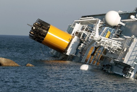 Costa Concordia_loď naklonená nabok_havária