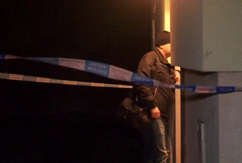 [multi] Záhadná smrť na chodbe bytovky 2442