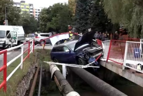 Auto v pripojke