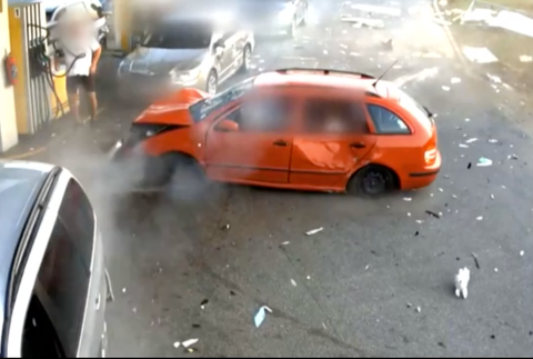 Hrozivo vyzerajúca nehoda na čerpacej stanici