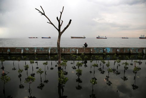 potopená ulica Jakarty blízko mora