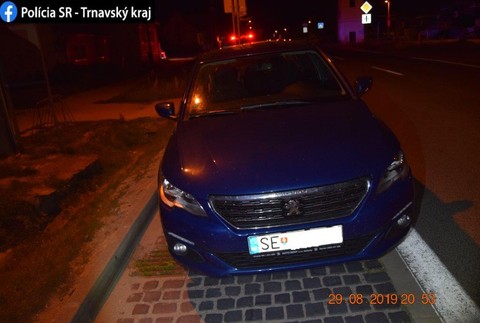 Chlapec vbehol s bicyklom pod auto