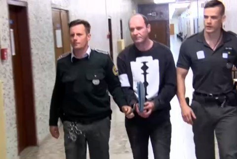 Priateľku mal vyhodiť z balkóna. Súd pokračoval výsluchom svedkov