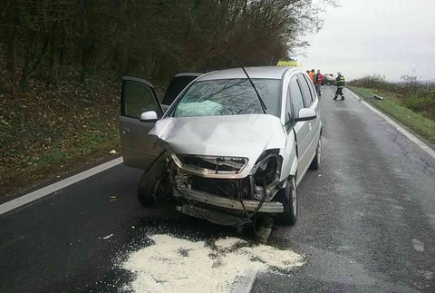 Čelná zrážka áut neďaleko Partizánskeho. Cestu uzavreli