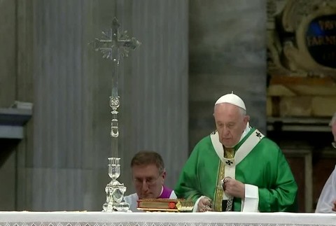 Nečakané rozhodnutie z Vatikánu. Budú sa môcť kňazi ženiť?