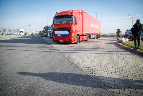 Autodopravcovia začali protestnú akciu. Doprava bude zablokovaná vo viacerých bratislavských úsekoch