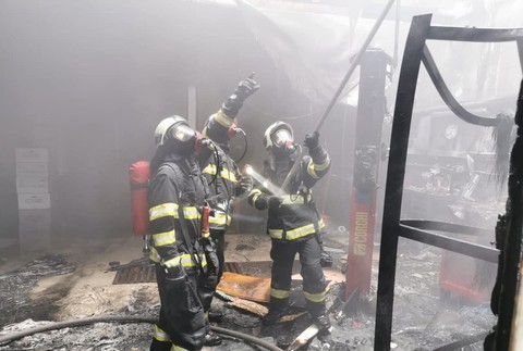 V Bratislave vypukol rozsiahly požiar, zachvátil predajňu pneumatík