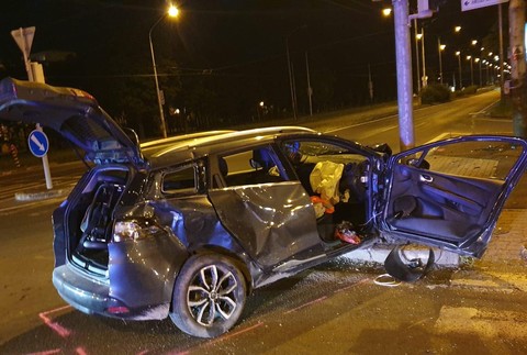 Tragická nočná autonehoda: Štyri osoby sú v kritickom stave, jedno z áut dokonca zachytilo chodca na priechode