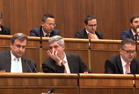 Termín predloženia štátneho rozpočtu je na spadnutie. Koalícia si ale namiesto stretnutia posiela odkazy cez médiá