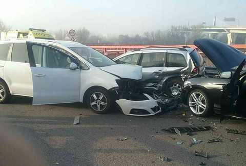 Nehoda na výjazde z D1. Zrazili sa tri autá