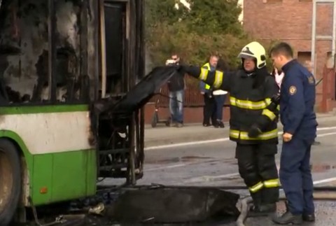 V Košiciach zhorel linkový autobus. Cestu museli uzavrieť