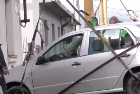 Obyvatelia pri frekventovanej križovatke sú zúfalí. Nehody do ich múrov už ani nerátajú