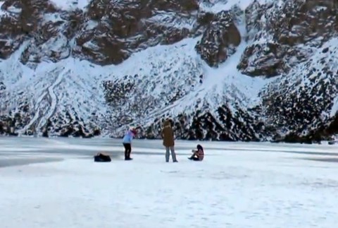 Prechádzka po ľade sa nemusí skončiť dobre. Horské plesá sa začínajú topiť