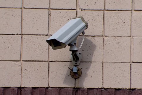 Túžba po alkohole bola asi mocná. Zlodeji si cestu do obchodu prerazili bagrom