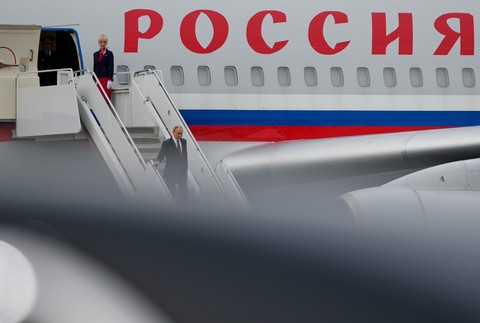 Putin vystupuje z lietadla