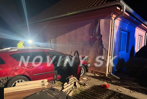 Auto narazilo do domu v Úľanoch nad Žitavou