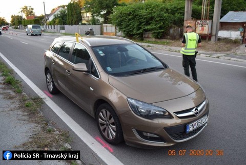 Dievča zahynulo po náraze dvoch áut