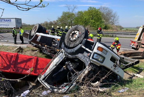 Diaľnicu D2 uzavrela nehoda