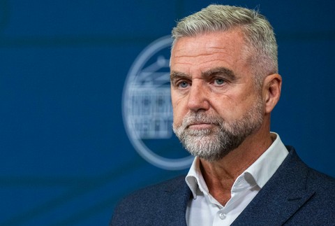 Premiér chce odvolať Michala Šimečku