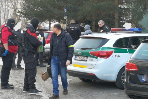 Razia NAKA v Liptovskom Mikuláši. Kukláči zadržali mladého muža
