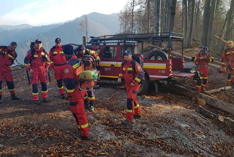 Požiar v Gaderskej doline hasia hasiči už tretí deň. Zasahuje aj vrtuľník ministerstva