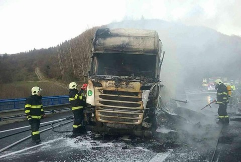 Hasiči zasahujú na R3. Po nehode kamión zachvátili plamene