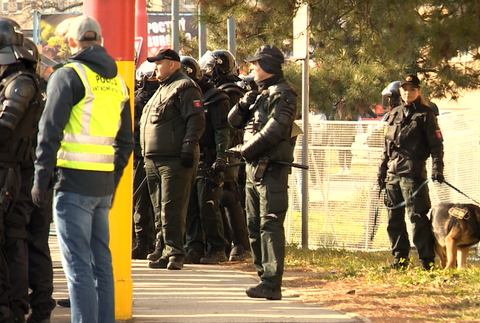 Vodné delá, psovodi a ťažkoodenci. V Trnave sa hralo najväčšie slovenské derby