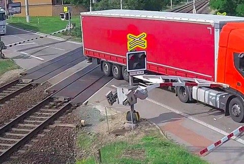 Kamión na priecestí