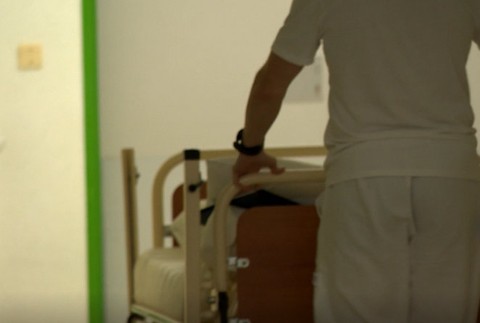 Vošiel do domu a mačetou mal brutálne napadnúť dve ženy. Polícia na výsluch predviedla niekoľko osôb