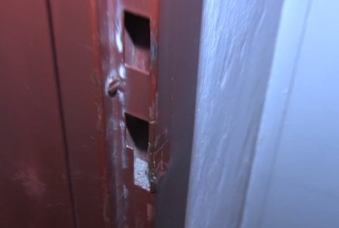 Zlodeji úradovali v troch bytoch. Nechali za sebou poriadnu spúšť