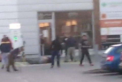  Pred supermarketom sa strhla brutálna bitka. Chlapi brali do rúk lopaty aj krompáče