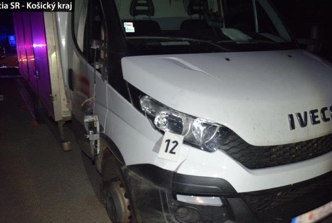Dôchodcu na ceste si v tme nevšimol 60-ročný vodič. Zrážku neprežil