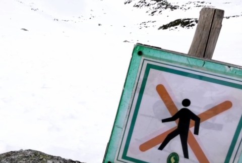 Prechádzka po ľade sa nemusí skončiť dobre. Horské plesá sa začínajú topiť