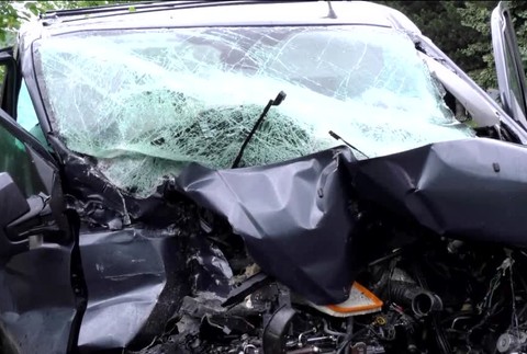 Dodávku po zrážke s vlakom odhodilo. Z chodníka zmietla mladú ženu346