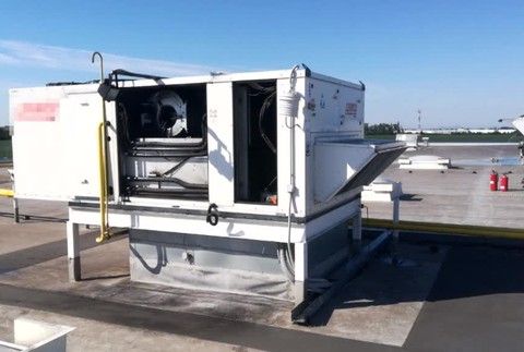 Hasiči zasahovali v známom nákupnom centre. Zákazníkov museli evakuovať