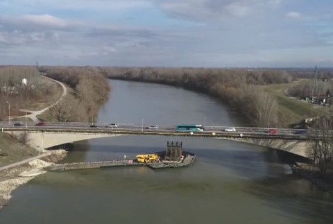 Stavajú v toku rieky