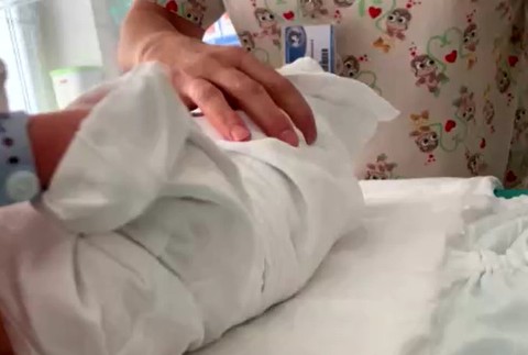 Chlapček v hniezde záchrany.