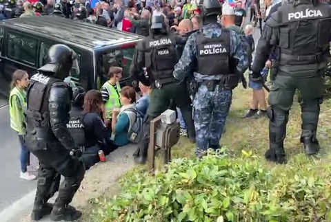 [multi] Protesty v Bratislave proti opatreniam, tažkoodenci zablokovali cestu 150
