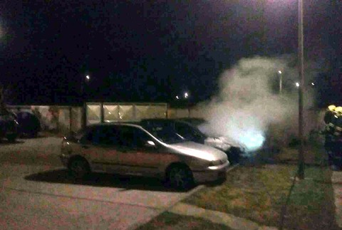 Nočný zásah hasičov. Plamene pohltili dve autá