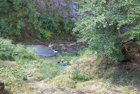 16-ročné dievča zahynulo po páde do 80 metrov hlbokej rokliny