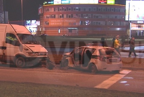 Policajná naháňačka skončila haváriou, narazené policajné auto a dodávka2