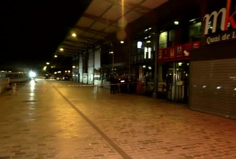 Muž v Paríži dobodal sedem ľudí. Jeho útokom sa snažili zabrániť svedkovia1213