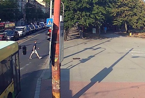 Muž napadol cudzinku s malými deťmi, nepoznáte ho?