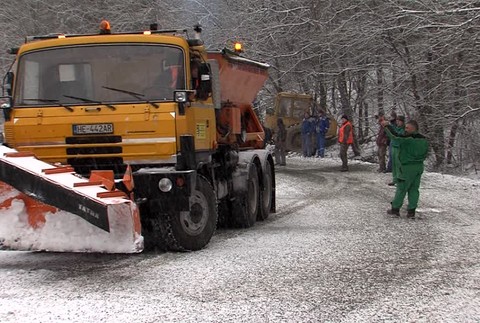 [multi] Neďaleko Sniny zostali vodiči na ceste doslova zaseknutí. O auto takmer prišli aj policajti 1307