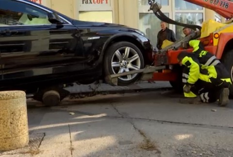 Jazda v protismere na pešej zóne vyjde vodiča draho. Zostal visieť na stĺpiku