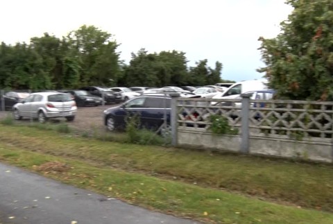 Slovenská obec sa mení na veľké parkovisko. Miestni tvrdia, že niektoré autá tam stoja už aj rok