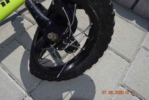 Trojročný chlapec na odrážadle nedal prednosť v jazde, skončil v boku auta