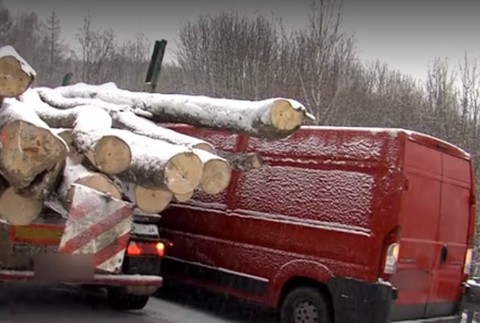 Neďaleko Sniny zostali vodiči na ceste doslova zaseknutí. O auto takmer prišli aj policajti